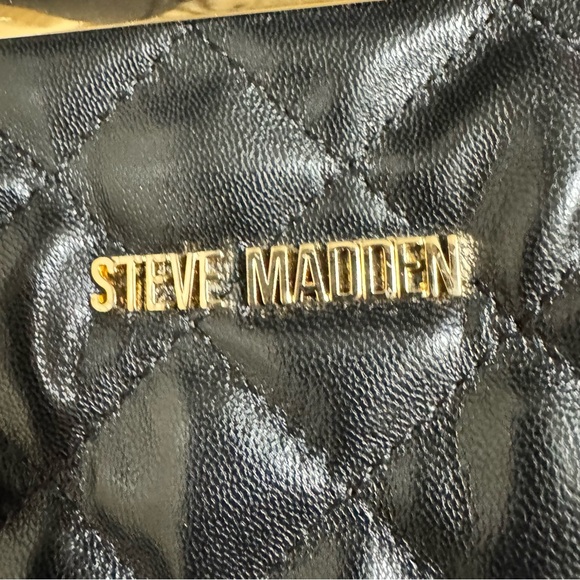 Steve Madden Quilted Cell Phone Crossbody Pouch With A Gold Chain - Picture 3 of 15